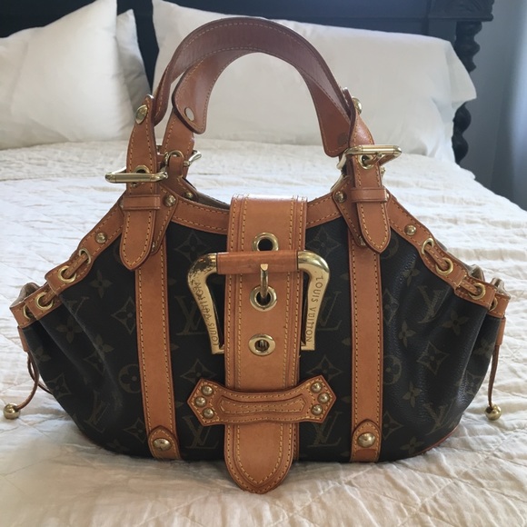 louis vuitton purse with buckle